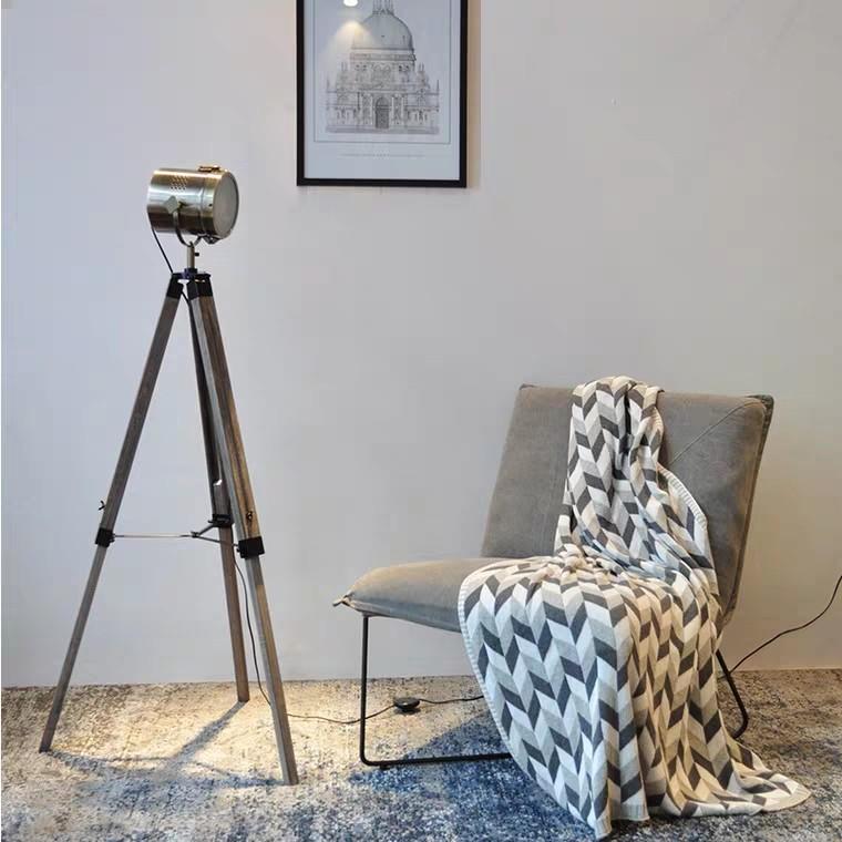 SIREN Vintage Tripod Floor Lamp